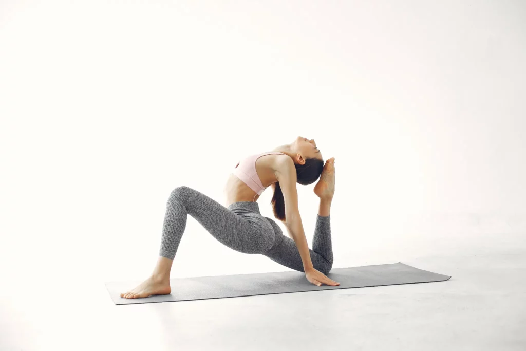 Mujer en posición estética de yoga