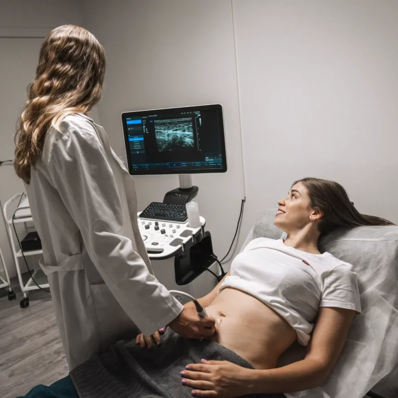 Ginecóloga realiza ecografía a embarazada